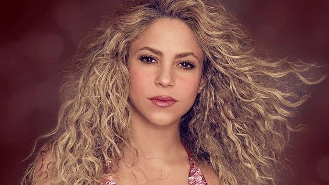 Shakira Makedonka performing live on stage